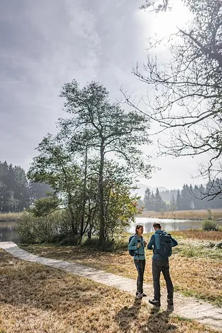Zwei Wanderer am Egelsee in Unterach